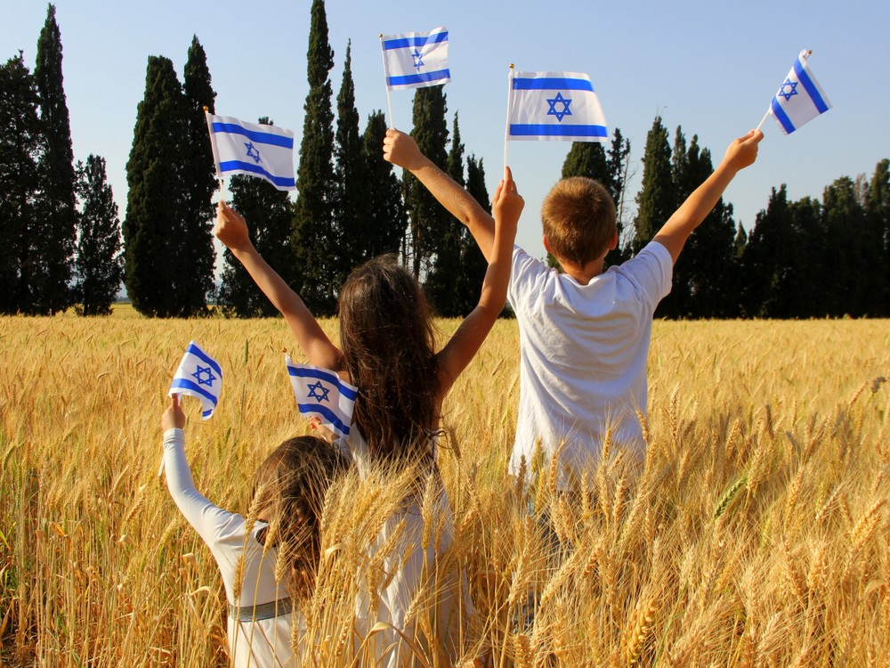 семья с флагами Израиля