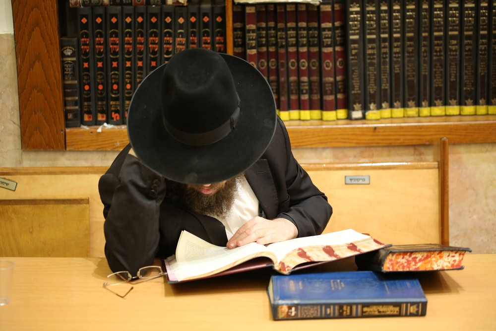 Евреи изучающие Тору. Раввин с книжкой. Хасидизм. Гиюр. Гиюр что это